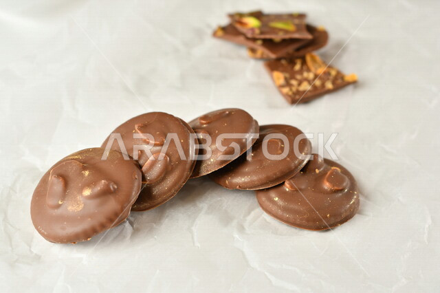 قطع من حلوى الشوكولاتة المحشية بالبندق، حلوى الشوكولاتة دائرية الشكل اللذيذه، زبدة البندق مع الشوكولاتة، حلويات وسكريات