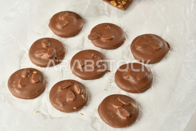 قطع من حلوى الشوكولاتة المحشية بالبندق، حلوى الشوكولاتة دائرية الشكل اللذيذه، زبدة البندق مع الشوكولاتة، حلويات وسكريات