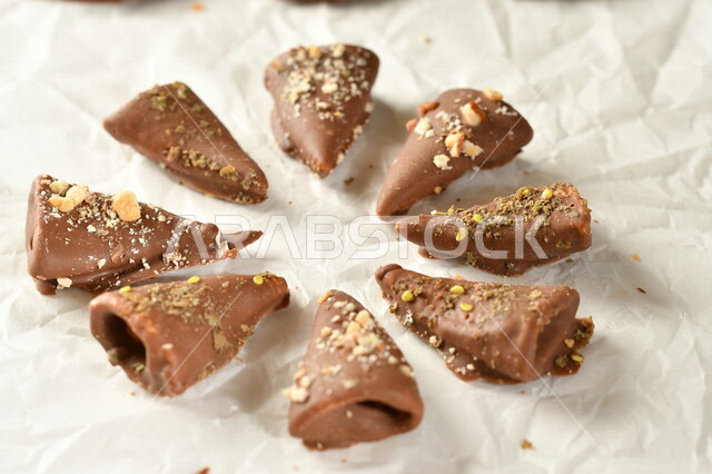 حلوى الشوكولاتة المحشية بالبندق، حلوى الشوكولاتة، اقماع الشوكلاتة، زبدة البندق مع الشوكولاتة، حلويات وسكريات
