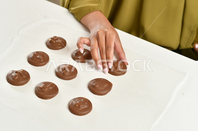 قطع من حلوى الشوكولاتة المحشية بالبندق، حلوى الشوكولاتة دائرية الشكل اللذيذه، زبدة البندق مع الشوكولاتة، حلويات وسكريات