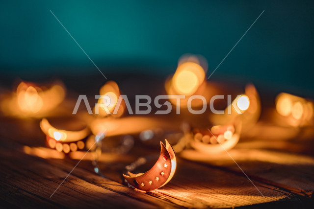 مصابيح على شكل هلال رمضان، إضاءة وزينة, الإحتفال والبهجه بقدوم شهر رمضان، ديكورات وأنوار، اجواء رمضانية رائعه، الاستعداد لدخول شهر رمضان المبارك