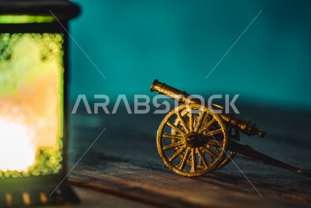 مدفع وفانوس رمضان عربي تقليدي معدني، إضاءة وزينة، مدفع دخول وقت الإفطار في شهر رمضان, الإحتفال والبهجه بقدوم شهر رمضان، ديكورات وأنوار، اجواء رمضانية رائعه، الاستعداد لدخول شهر رمضان المبارك