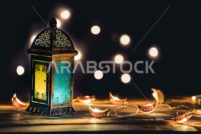 فانوس عربي تقليدي معدني، إضاءة وزينة شهر رمضان، الإحتفال والبهجه بقدوم شهر رمضان، ديكورات وأنوار، اجواء رمضانية رائعه، الاستعداد لدخول شهر رمضان المبارك