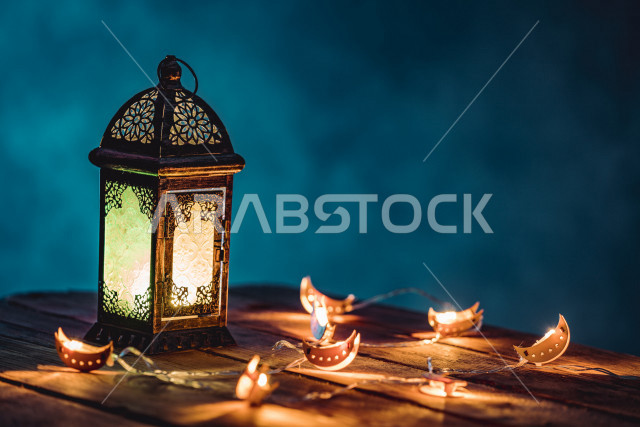 فانوس عربي تقليدي معدني، إضاءة وزينة شهر رمضان، الإحتفال والبهجه بقدوم شهر رمضان، ديكورات وأنوار، اجواء رمضانية رائعه، الاستعداد لدخول شهر رمضان المبارك