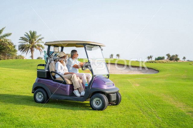 رجل وإمرأة عربيان خليجيان سعوديان داخل سيارة كهربائية مختصة بنقل الركاب، لعبة الغولف ( الجولف ) ، أنشطة رياضية بالسعودية، رياضات الألعاب الأولمبية الصيفية، أنشطة ترفيهية، ملعب الجولف، سيارة كهربائية، نادي الجولف، عربة الجولف