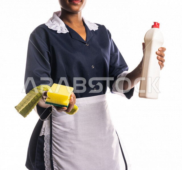 Close-up portrait of a cleaner wearing a kitchen apron, holding detergent gel and a cleaning sponge, chores and chores, cleaning and disinfecting, performing kitchen tasks, washing dishes, washing dishes, housekeeper, foreign domestic servant