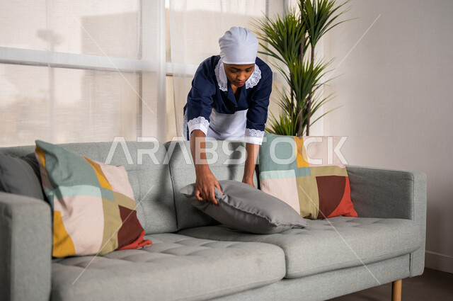 عاملة نظافة ترتدي المئزر، القيام بالمهام والأعمال المنزلية الروتينية، النظافة والترتيب، التنظيف والإهتمام بالأعمال المنزلية، مدبرة منزل، خادمة منزلية أجنبية، التنظيف وحماية المنزل، خلفية منزل