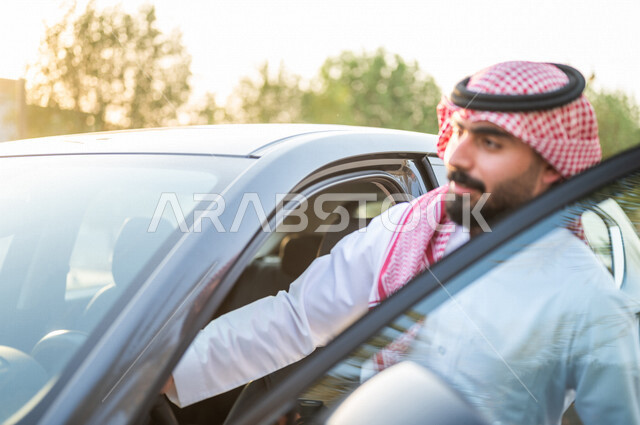 رجل عربي خليجي سعودي يفتح باب السيارة، الاستعداد لركوب السيارة، خدمة توصيل الركاب،  خدمات النقل الامنة، دروس تعليم قيادة السيارات، سيارة الاجرة