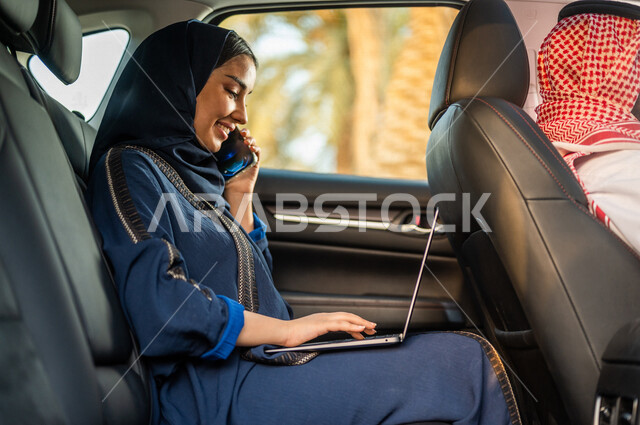 رجل عربي خليجي سعودي يقوم بقيادة السيارة، خدمة توصيل الركاب، سيدة اعمال عربية خليجية سعودية تجري مكالمة هاتفية، التواصل مع العملاء، إستخدام جهاز الحاسوب المحمول لإنجاز المهام، تصفح الإنترنت، العمل عن بعد، التسويق الإلكتروني، تقنيات حديثة