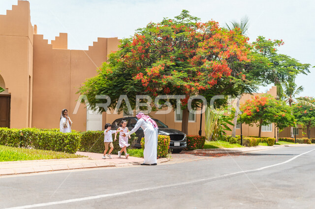 عائلة عربية خليجية سعودية تعيش في الأحياء السكنية الراقية ، كمباوند سكني في السعودية، اللعب مع الأبناء, الإستعداد لبدء الفعاليات الصيفيه, رحله عائليه ممتعه, منتجع سياحي, عطلات سياحيه, فلل سكنية، أنشطه ترفيهيه, قضاء العطله الصيفيه مع العائله