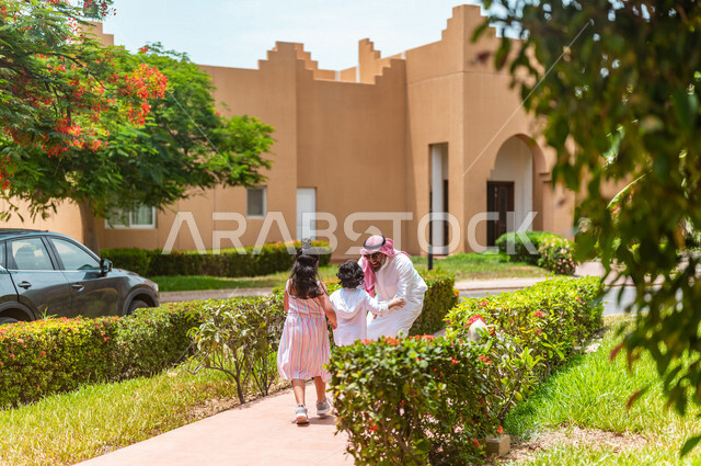 عائلة عربية خليجية سعودية تعيش في الأحياء السكنية الراقية ، كمباوند سكني في السعودية، اللعب مع الأبناء, الإستعداد لبدء الفعاليات الصيفيه, رحله عائليه ممتعه, منتجع سياحي, عطلات سياحيه, فلل سكنية، أنشطه ترفيهيه, قضاء العطله الصيفيه مع العائله