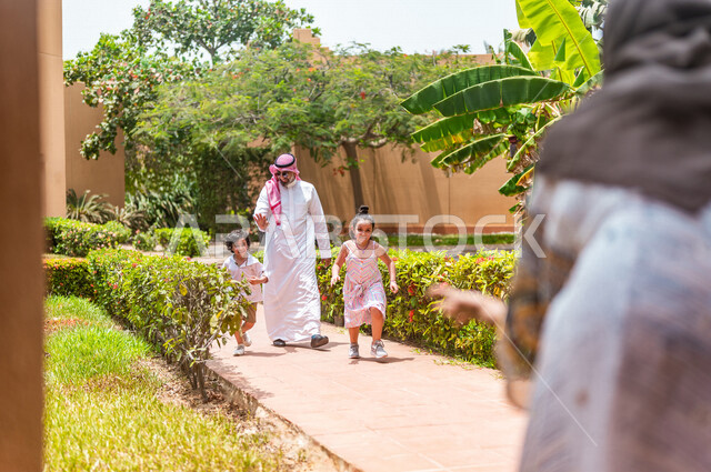 عائلة عربية خليجية سعودية تعيش في الأحياء السكنية الراقية ، كمباوند سكني في السعودية، اللعب مع الأبناء, الإستعداد لبدء الفعاليات الصيفيه, رحله عائليه ممتعه, منتجع سياحي, عطلات سياحيه, فلل سكنية، أنشطه ترفيهيه, قضاء العطله الصيفيه مع العائله