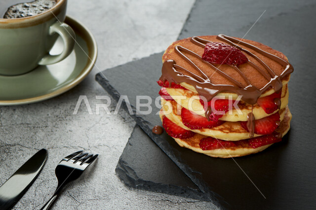 طبق من حلوى البان كيك مع الفراولة ، بان كيك، وجبة الفطور اللذيذة، حلوى محلية، سكريات، فطائر طازجة بالشوكولاتة
