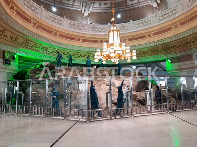 مجموعة من العمال يقومون بتنظيف تلال الصفا في المسجد الحرام، جبل الصفا والمروة في مكة المكرمة بالمملكة العربية السعودية، أماكن إسلامية مقدسة، معالم دينية إسلامية، إسلاميات وعبادة