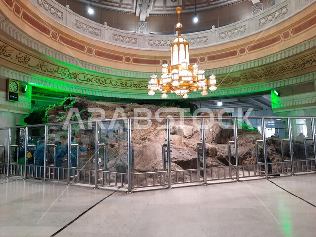 مجموعة من العمال يقومون بتنظيف تلال الصفا في المسجد الحرام، جبل الصفا والمروة في مكة المكرمة بالمملكة العربية السعودية، أماكن إسلامية مقدسة، معالم دينية إسلامية، إسلاميات وعبادة