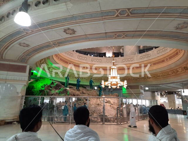 مجموعة من العمال يقومون بتنظيف تلال الصفا في المسجد الحرام، جبل الصفا والمروة في مكة المكرمة بالمملكة العربية السعودية، أماكن إسلامية مقدسة، معالم دينية إسلامية، إسلاميات وعبادة