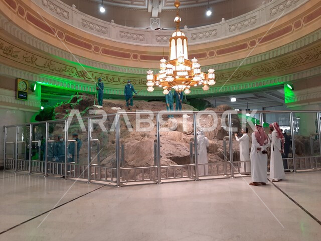 مجموعة من العمال يقومون بتنظيف تلال الصفا في المسجد الحرام، جبل الصفا والمروة في مكة المكرمة بالمملكة العربية السعودية، أماكن إسلامية مقدسة، معالم دينية إسلامية، إسلاميات وعبادة