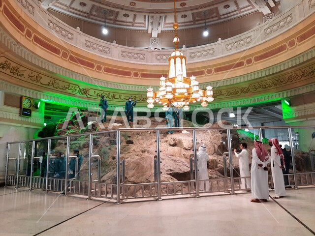 مجموعة من العمال يقومون بتنظيف تلال الصفا في المسجد الحرام، جبل الصفا والمروة في مكة المكرمة بالمملكة العربية السعودية، أماكن إسلامية مقدسة، معالم دينية إسلامية، إسلاميات وعبادة