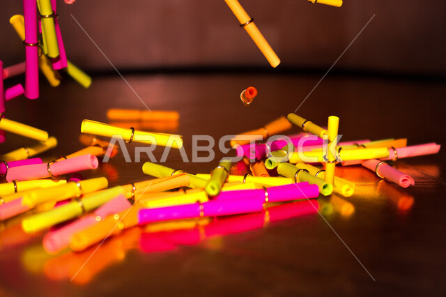 مجموعة من اللفافات الورقية، اوراق ملونة، لفافات ورقية معقودة