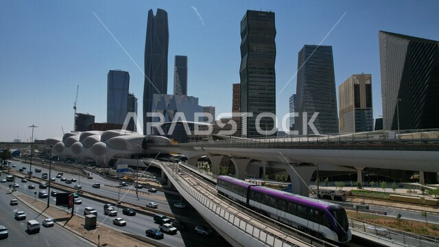 مركز الملك عبدالله المالي ( كافد ) في الرياض بالمملكة العربية السعودية ، الأبراج وناطحات السحاب ، معالم الرياض السياحية الشهيرة ، الفن الهندسي المعماري ، السياحة في السعودية ، مترو الرياض ، طرق وشوارع السعودية