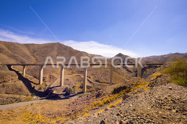 المناطق الصحراوية في المملكة العربية السعودية ، جسر ممر بين الجبال ، المرتفعات الجبلية ، صحاري السعودية