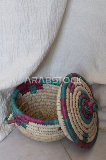 قفة سعف، سلة سعف النخيل قديمة لتخزين الطعام، صناعة الخصف والسلال من سعف النخيل، تراثيات من القش، سلة تخزين تراثية من الخوص ، مهن وحرف يدوية شعبية ، صناعات يدوية