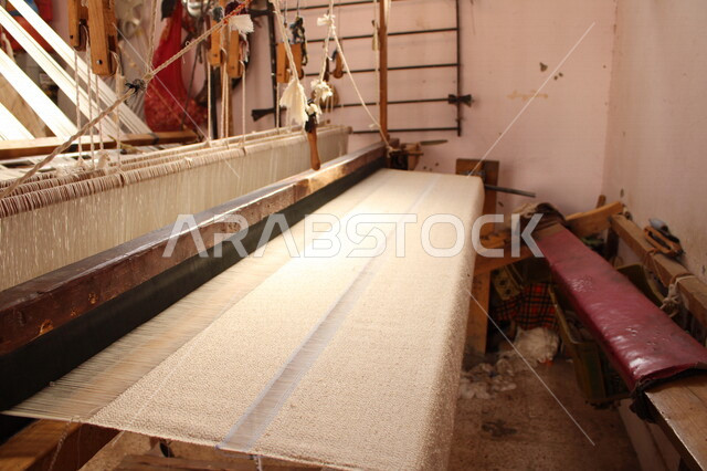 صناعة النسيج اليدوي على النول ، مهن وحرف شعبية قديمة ، صناعة الغزل والنسيج ، آلة النسيج ، حرف وصناعات ، صناعات حرفية ، منسوجات تقليدية ، مهن تراثية