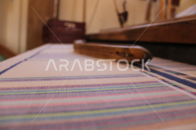 صناعة النسيج اليدوي على النول ، مهن وحرف شعبية قديمة ، صناعة الغزل والنسيج ، آلة النسيج ، حرف وصناعات ، صناعات حرفية ، منسوجات تقليدية ، مهن تراثية