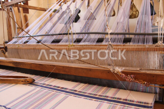 صناعة النسيج اليدوي على النول ، مهن وحرف شعبية قديمة ، صناعة الغزل والنسيج ، آلة النسيج ، حرف وصناعات ، صناعات حرفية ، منسوجات تقليدية ، مهن تراثية