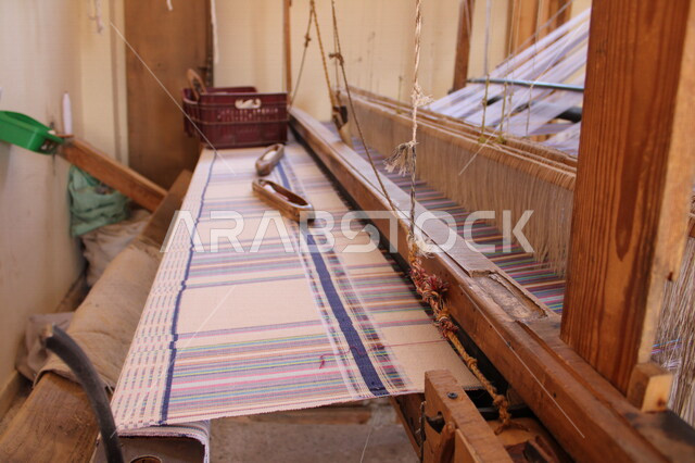 صناعة النسيج اليدوي على النول ، مهن وحرف شعبية قديمة ، صناعة الغزل والنسيج ، آلة النسيج ، حرف وصناعات ، صناعات حرفية ، منسوجات تقليدية ، مهن تراثية