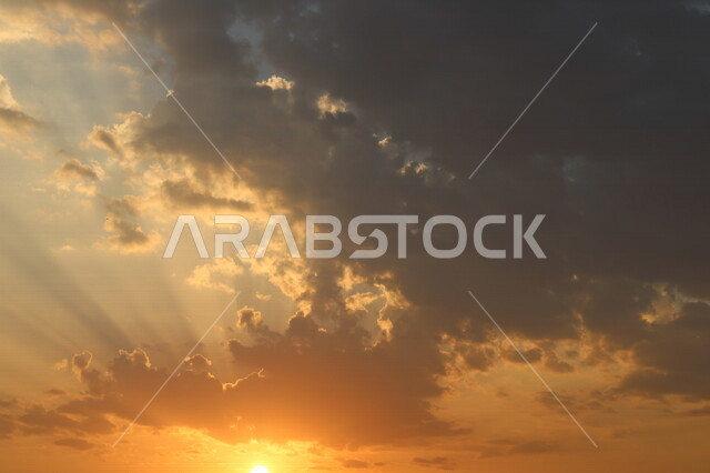 جمال منظر الشروق في السماء ، خلفية الطبيعة ، السماء الزرقاء وقت شروق الشمس