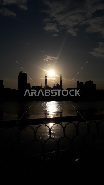 صورة إبداعية ظلية على شاطئ البحر ، جمال السماء والمناظر الطبيعية الخلابة ، خلفية الطبيعة ، المناظر البحرية الهادئة ، هدوء وجمال البحر