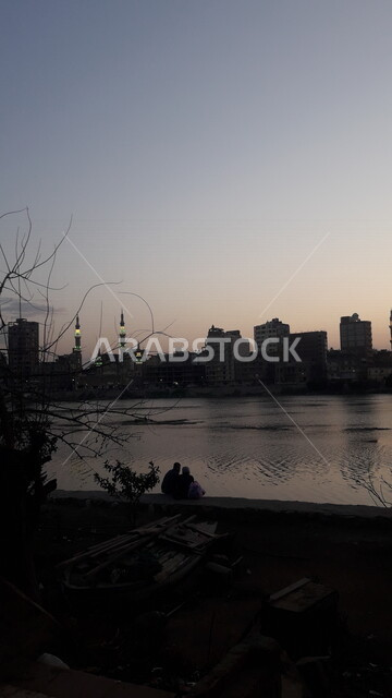 صورة إبداعية ظلية على شاطئ البحر ، جمال السماء والمناظر الطبيعية الخلابة ، خلفية الطبيعة ، المناظر البحرية الهادئة ، هدوء وجمال البحر