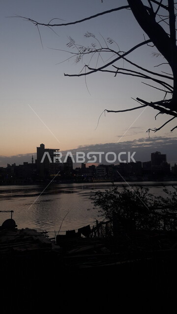 صورة إبداعية ظلية على شاطئ البحر ، جمال السماء والمناظر الطبيعية الخلابة ، خلفية الطبيعة ، المناظر البحرية الهادئة ، هدوء وجمال البحر