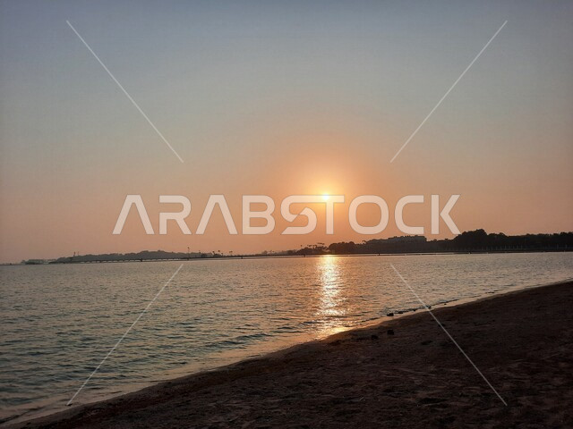 إطلالة على كورنيش جدة وقت الغروب ، شاطيء البحر الأحمر في مدينة جدة بالمملكة العربية السعودية ، أماكن سياحية ترفيهية ، السياحة في السعودية ، واجهة جدة البحرية ، معالم جدة السياحية ، هدوء وجمال البحر ، بحر جدة