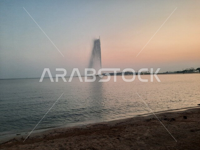 إطلالة على كورنيش جدة وقت الغروب ، شاطيء البحر الأحمر في مدينة جدة بالمملكة العربية السعودية ، أماكن سياحية ترفيهية ، السياحة في السعودية ، واجهة جدة البحرية ، معالم جدة السياحية ، هدوء وجمال البحر ، بحر جدة