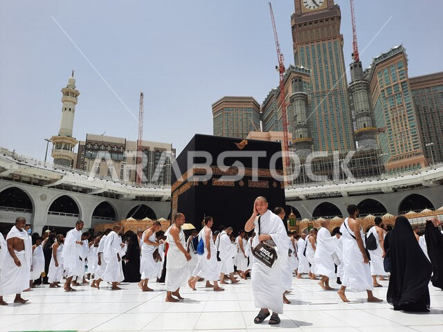 الحرم المكي الشريف في مكة المكرمة بالمملكة العربية السعودية ، أداء مناسك الحج والعمرة، العبادة والتقرب إلى الله، معالم دينية إسلامية، موسم الحج 2022 ، الحجاج المسلمين يطوفون حول الكعبة المشرفة في مكة المكرمة، مبنى برج الساعة الملكي، أماكن إسلامية مقدسة