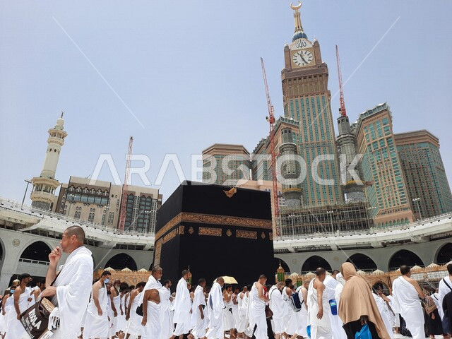 الحرم المكي الشريف في مكة المكرمة بالمملكة العربية السعودية ، أداء مناسك الحج والعمرة، العبادة والتقرب إلى الله، معالم دينية إسلامية، موسم الحج 2022 ، الحجاج المسلمين يطوفون حول الكعبة المشرفة في مكة المكرمة، مبنى برج الساعة الملكي، أماكن إسلامية مقدسة