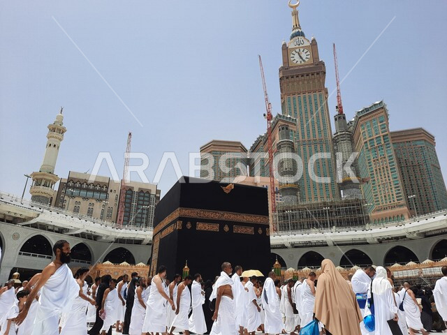 الحرم المكي الشريف في مكة المكرمة بالمملكة العربية السعودية ، أداء مناسك الحج والعمرة، العبادة والتقرب إلى الله، معالم دينية إسلامية، موسم الحج 2022 ، الحجاج المسلمين يطوفون حول الكعبة المشرفة في مكة المكرمة، مبنى برج الساعة الملكي، أماكن إسلامية مقدسة