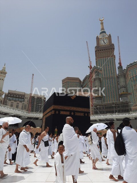 الحرم المكي الشريف في مكة المكرمة بالمملكة العربية السعودية ، أداء مناسك الحج والعمرة، العبادة والتقرب إلى الله، معالم دينية إسلامية، موسم الحج 2022 ، الحجاج المسلمين يطوفون حول الكعبة المشرفة في مكة المكرمة، مبنى برج الساعة الملكي، أماكن إسلامية مقدسة