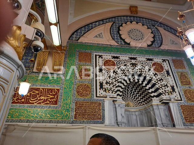 مجموعة من المصلين داخل المسجد النبوي الشريف في المدينة المنورة بالمملكة العربية السعودية، العبادة والتقرب الى الله، الحرم النبوي الشريف، أماكن إسلامية مقدسة، إسلاميات وعبادة، معالم دينية إسلامية