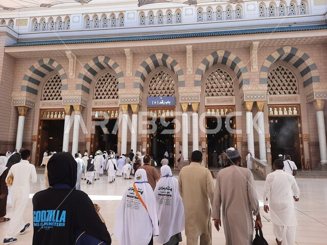 مجموعة من المصلين في ساحة المسجد النبوي الشريف في المدينة المنورة بالمملكة العربية السعودية، العبادة والتقرب الى الله، الحرم النبوي الشريف، أماكن إسلامية مقدسة، إسلاميات وعبادة، معالم دينية إسلامية، أبواب الحرم المكي