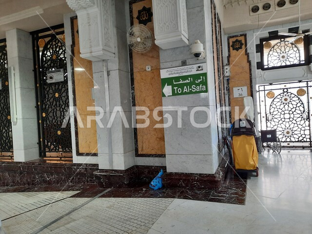 صورة في من داخل المسعى ،  السعي بين الصفا والمروة في مكة الكرمة لأداء العمرة ، أداء الفرائض الدينية ، اسلاميات وعبادة ، أداء فريضة الحج والعمرة ، العبادة والتقرب إلى الله ، اماكن إسلامية مقدسة