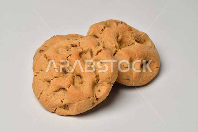 رقائق الكوكيز الطرية الساخنة المحضرة منزليا ، رقاقات البسكويت مع قطع الشوكولاته الداكنة ، بسكويت برقائق الشوكولاتة ، حلويات مخبوزة طازجة .