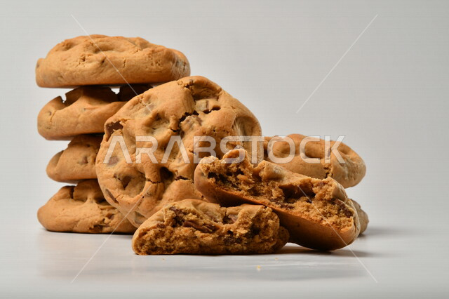 رقائق الكوكيز الطرية الساخنة المحضرة منزليا ، رقاقات البسكويت مع قطع الشوكولاته الداكنة ، بسكويت برقائق الشوكولاتة ، حلويات مخبوزة طازجة .