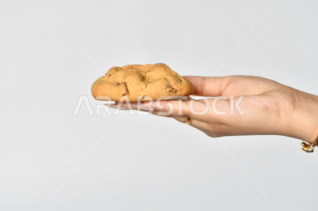 رقائق الكوكيز الطرية الساخنة المحضرة منزليا ، رقاقات البسكويت مع قطع الشوكولاته الداكنة ، بسكويت برقائق الشوكولاتة ، حلويات مخبوزة طازجة .