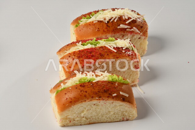 صورة مقربة لخبز البريوش بحشوات مختلفة لذيذة , الخبز الهش والطري , ساندويش , مخبوزات ساخنه , فطور صباحي شهي .