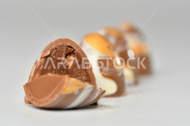 قالب قطع حلوى الشوكولاتة ، صناعة وإعداد حلوى الشوكولاته , مجموعة من حبات الشوكولاتة , حلويات مناسبات واستقبال , حلوى العيد , ترافل بالشوكولاتة , زبدة البندق مع الشوكولاتة، حلويات وسكريات , خلفية بيضاء .