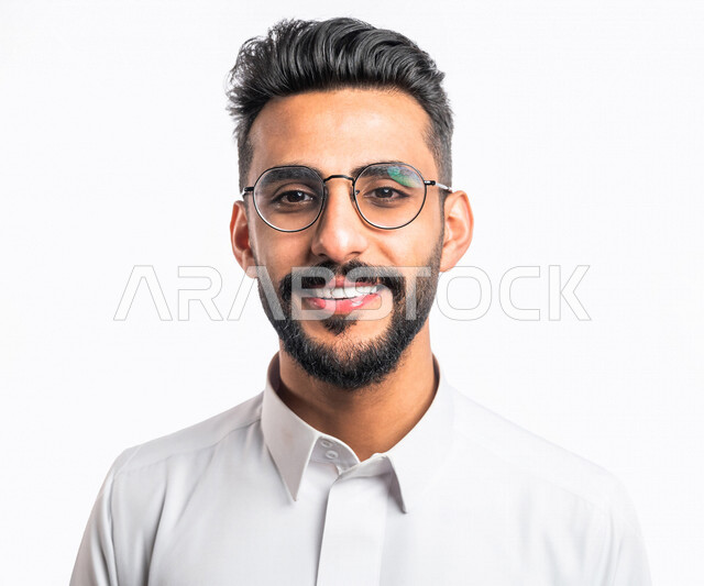 بورتريه بصورة مقربة لرجل عربي خليجي سعودي مبتسم ، ينظر إلى الكاميرا ،  يرتدي النظارة الطبية خاصة بضعف النظر ، الرؤية من خلال النظارة الطبية ، مفهوم ضعف البصر ، قصر النظر ، خلفية بيضاء