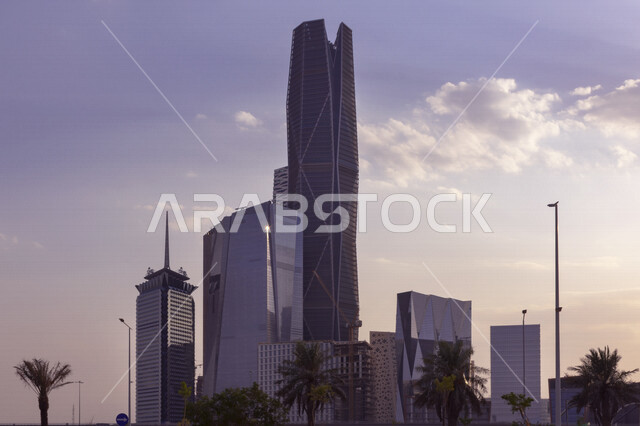 مركز الملك عبدالله المالي ( كافد ) في مدينة الرياض بالمملكة العربية السعودية ، الأبراج وناطحات السحاب ، معالم الرياض السياحية الشهيرة ، الفن الهندسي المعماري ، السياحة في السعودية ، طرق وشوارع السعودية